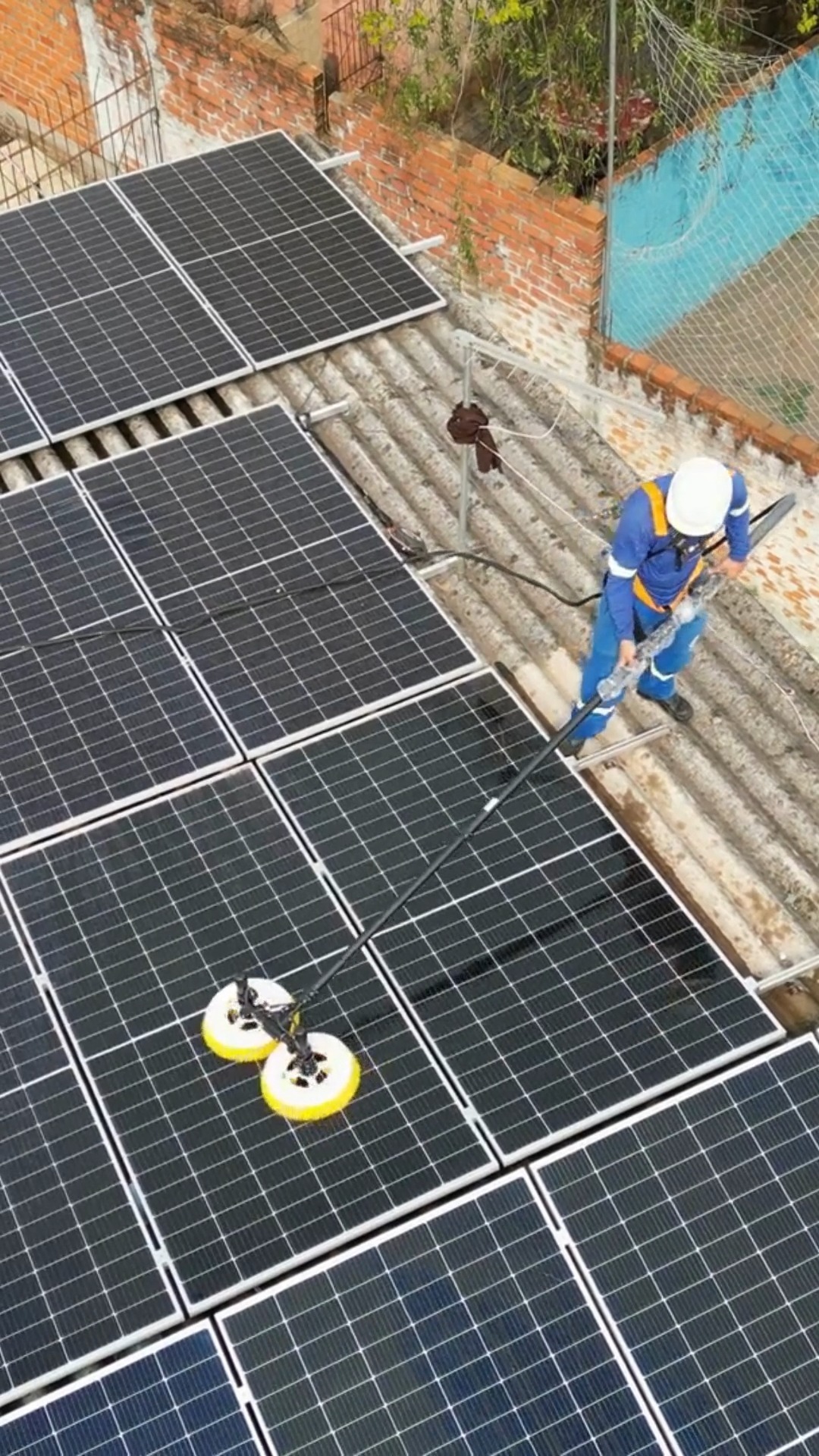 Técnico especializado realizando limpeza e manutenção de painéis solares